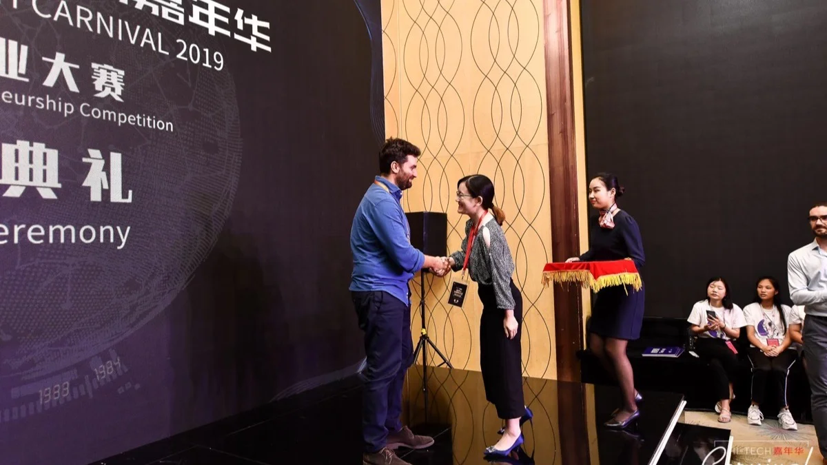 Antonio ritira il premio per il 2° classificato alla Startup for International Startups al Caohejing Hi-Tech Park di Shanghai — 2019